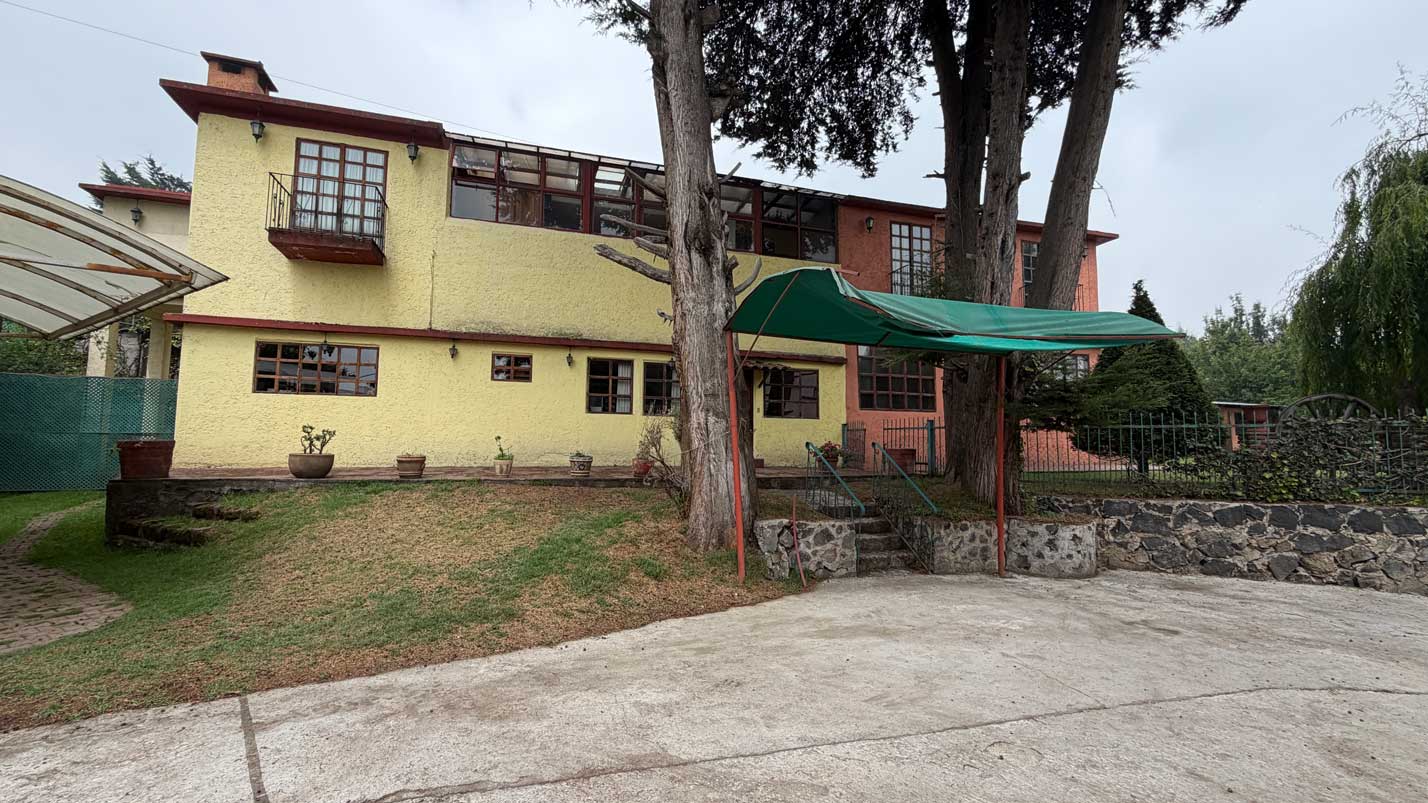 Fachada principal del predio en San Miguel Ajusco