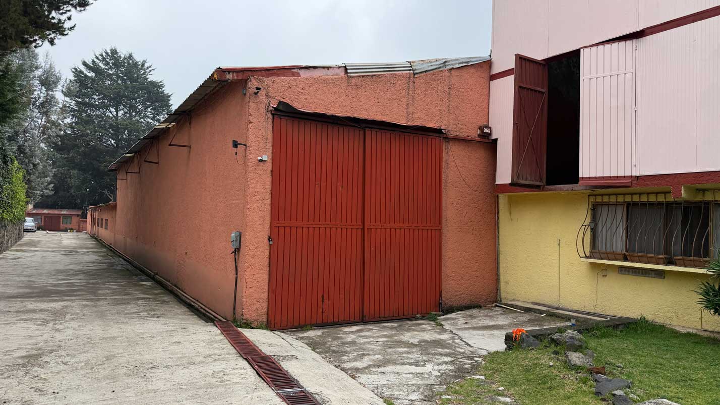 Area exterior con circulacion peatonal
