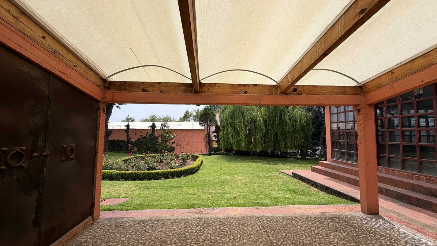Vista del jardin desde area techada