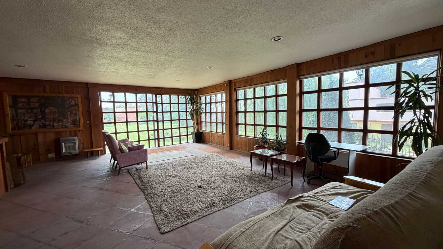 Espacio interior con terminados en madera