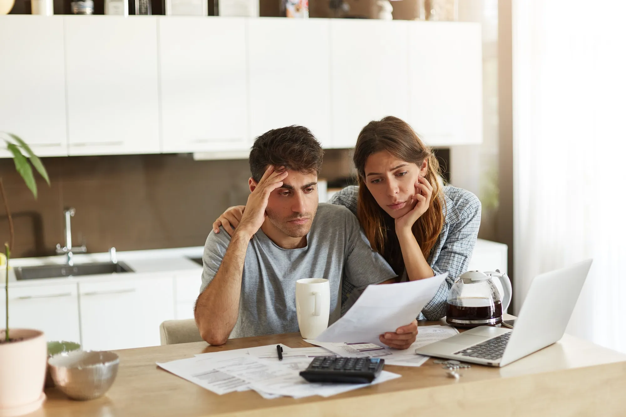 Propietarios recibiendo asesoria para vender su propiedad
